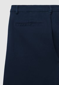 Pantaloni blu navy con una finitura texturizzata, dotati di una tasca posteriore e passanti per cintura. Il design è a gamba dritta e su misura.