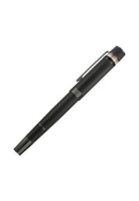 Černé texturované plnicí pero se stříbrnými a zlatými pásky, klipem a zúženým koncem víčka na bílém pozadí.