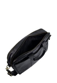 Černá kožená taška se dvěma zipovými kapsami, pevným uchy a nastavitelným ramenním popruhem. Texturovaný povrch s látkovým podšívkem.