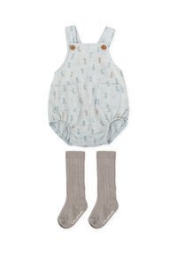Pelele para bebé azul claro con estampado divertido de animales, que cuenta con dos bolsillos delanteros y botones de madera. Acompañado de calcetines altos acanalados grises hasta la rodilla.