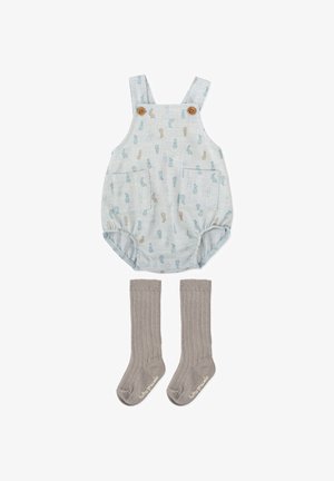 Pelele para bebé azul claro con estampado divertido de animales, que cuenta con dos bolsillos delanteros y botones de madera. Acompañado de calcetines altos acanalados grises hasta la rodilla.
