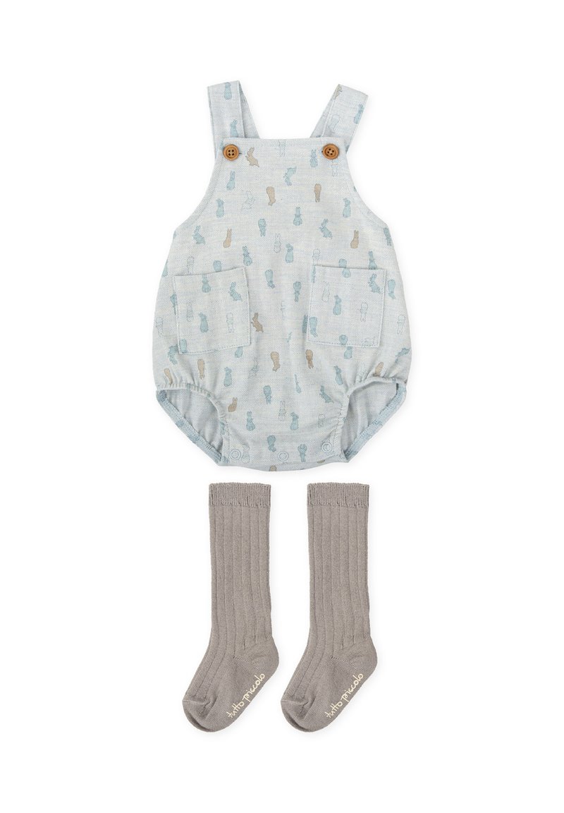 Pelele para bebé azul claro con estampado divertido de animales, que cuenta con dos bolsillos delanteros y botones de madera. Acompañado de calcetines altos acanalados grises hasta la rodilla.