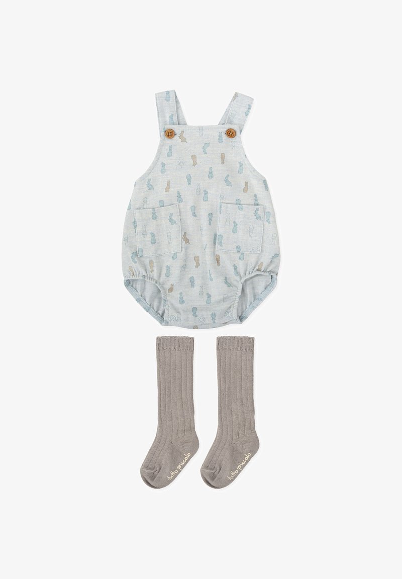 Pelele para bebé azul claro con estampado divertido de animales, que cuenta con dos bolsillos delanteros y botones de madera. Acompañado de calcetines altos acanalados grises hasta la rodilla.