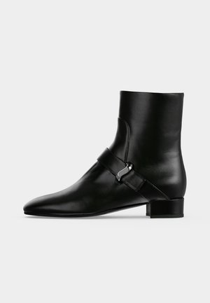 Emporio Armani, STIVALETTO - Členkové čižmy s klinovým opätkom - nero