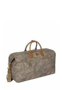 Sac de sport en tissu marron texturé avec des accents en cuir, double poignée supérieure, bandoulière amovible et poche zippée à l'avant.