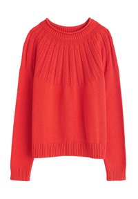 Röd stickad tröja med ribbat runt halsen och en texturerad, mönstrad axel. Långa ärmar med ribbade muddar och nederkant.