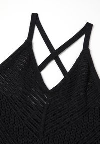Top in crochet nero con scollatura a V, spalline incrociate e motivo testurizzato. Presenta un design traforato per la traspirabilità.
