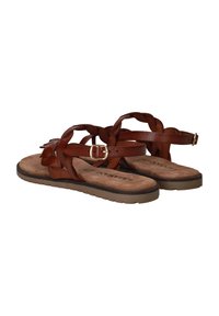Bruine leren sandalen met gevlochten banden en een gespdetail. De voetbed is zacht met een gestructureerde afwerking, en de zool is plat en flexibel.
