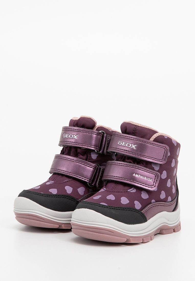 Lila Hochschaftstiefel mit Herzmustern, doppelten Klettverschlüssen und schwarzen Gummisohlen. Aus wasserdichtem Material gefertigt für Langlebigkeit und Komfort.