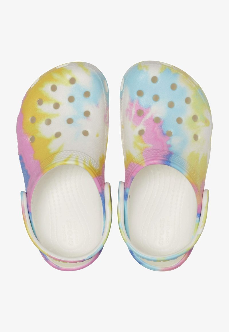 Kleurrijke tie-dye klompen in roze, geel en blauw met ventilatiegaten, een achterband en een witte gevoerde binnenkant.