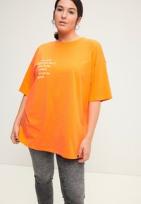 Studio Untold STATEMENT  RUNDHALS  HALBARM - T-Shirt print - tangerine