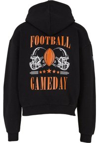 Felpa nera con cappuccio caratterizzata da testo arancione "FOOTBALL GAMEDAY", due caschi da football e una grafica di un pallone da football; realizzata in tessuto morbido con una vestibilità rilassata.