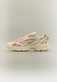 Lehká běžecká obuv v krémové a růžové barvě s vrchní částí z mřížoviny, zaobleným designem, texturovaným povrchem a gumovou podrážkou s trakčními hroty.