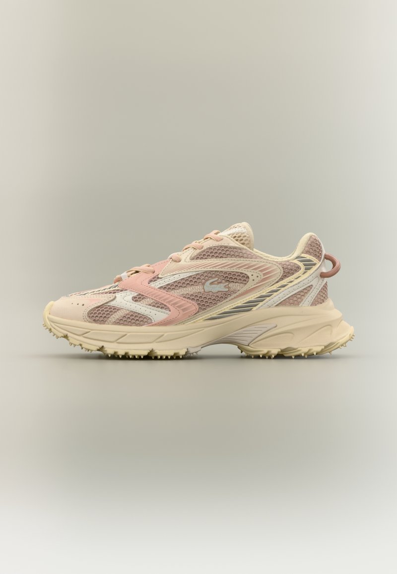 Kevyt juoksukenkä kermaisena ja vaaleanpunaisena, jossa on verkkomainen päällinen, kaareva muotoilu, teksturoitu pinta ja kumipohja, jossa on pitoisuuspiikkejä.