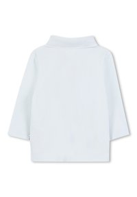 Šviesiai mėlynos spalvos polo marškiniai ilgomis rankovėmis su apykakle, pasižymintys tekstūruotu audiniu ir tiesiu kraštu. Nėra matomų logotipų ar raštų.