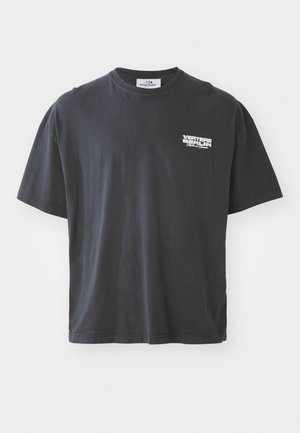 Schwarzes Baumwoll-T-Shirt mit lockerer Passform, Rundhalsausschnitt und kurzen Ärmeln. Mit weißem Drucktext auf der linken Brust.