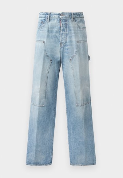 Svijetloplavi traper široki traperice s izbljeđenom teksturom, prednjim džepovima i karakterističnim šavovima, s opuštenim krojem i minimalnom opremom.