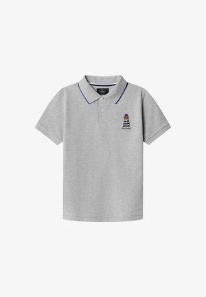 Siva polo majica od pamuka, s plavim ukrasnim detaljem na ovratniku i izvezenim motivom medvjeda na prsima.