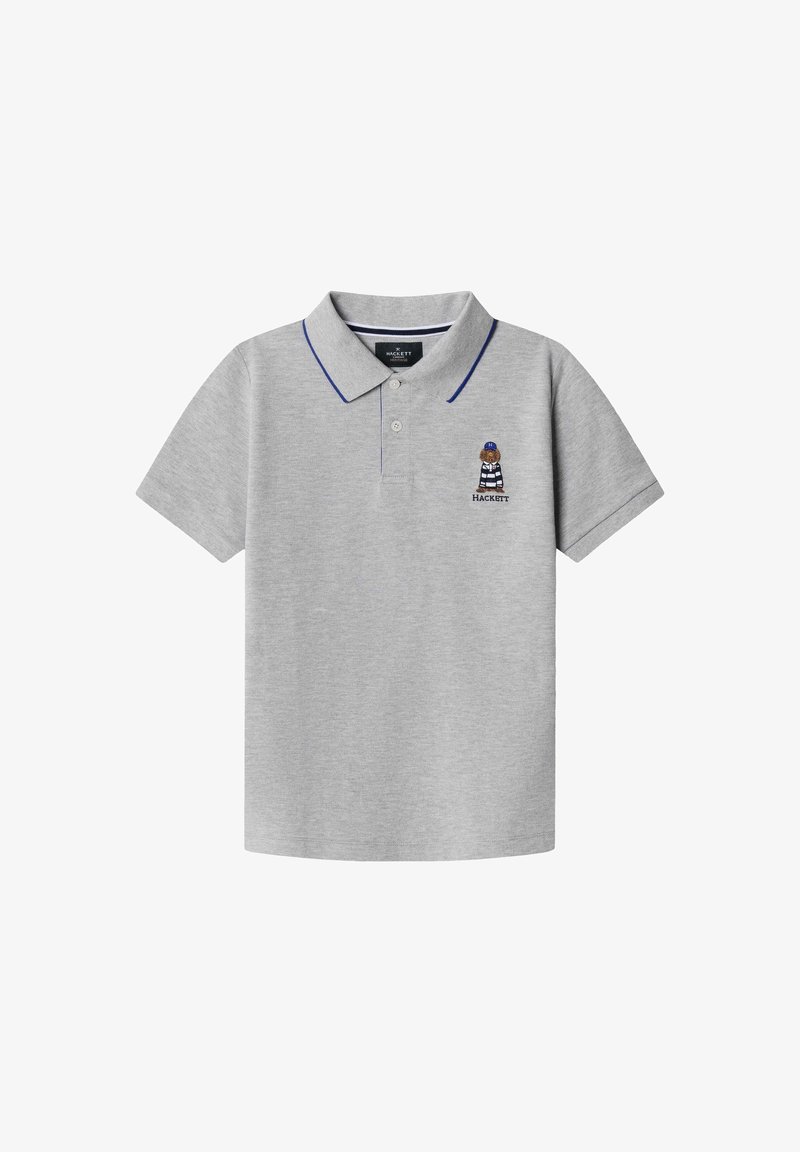 Grå polo lavet af bomuld med blå kantdetalje på kraven og et broderet bjørnemotiv på brystet.