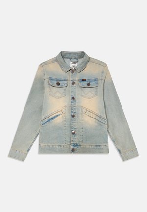 Veste en denim bleu clair avec un devant à boutons, deux poches sur la poitrine et deux poches latérales. Fading notable et surpiqûre contrastée.