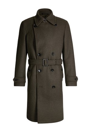 Manteau en laine vert olive foncé avec une coupe croisée, boutons noirs et une ceinture. Il présente un col cranté et des poignets.