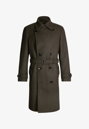 Manteau en laine vert olive foncé avec une coupe croisée, boutons noirs et une ceinture. Il présente un col cranté et des poignets.