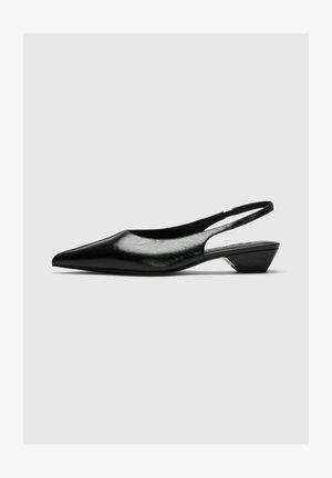 Zapato slingback de cuero negro con punta afilada y tacón bajo de bloque, mostrado en perfil lateral sobre un fondo gris neutro.
