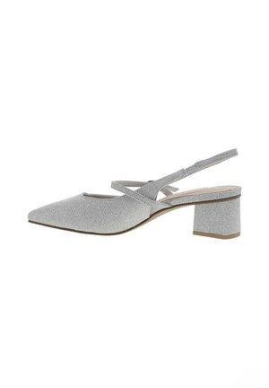 Chaussure slingback texturée argentée avec bout pointu, bride croisée et talon bloc moyen sur fond blanc.