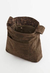 Hnědá semišová kabelka s dvojitými uchy, vnější kapsou a podšívkou s leopardím vzorem. Obsahuje zipovou vnitřní kapsu pro lepší organizaci.