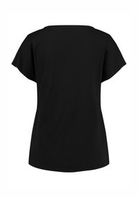 Camiseta negra de manga corta con cuello redondo y corte holgado. Hecha de una tela suave, presenta un dobladillo curvado en la parte inferior.