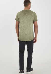 Blend BHMINO - Basic T-shirt - dusty olive green