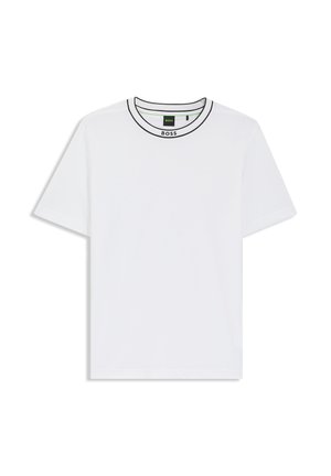Biele tričko s krátkym rukávom, čiernym lemovaním okrúhleho výstrihu a malým logom "BOSS" na golieri.