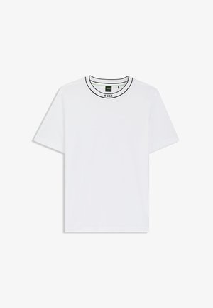 T-shirt blanc à manches courtes avec encolure ronde bordée de noir et petit logo "BOSS" sur la bande du col.
