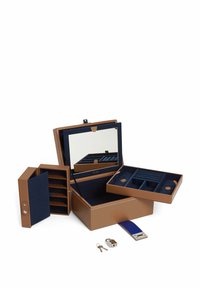 Caja de joyería de cuero marrón con espejo, interior de terciopelo azul oscuro, compartimentos para organización, incluye un candado y llaves.