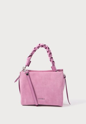 Sac à main en daim rose avec poignée supérieure tressée, longue bandoulière réglable, quincaillerie argentée et petit logo de marque embossé à l'avant.