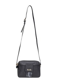 Borsa a tracolla nera in pelle con cinturino regolabile e logo dorato "TCLASSE" sulla patta anteriore, design minimalista.