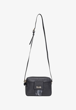Borsa a tracolla nera in pelle con cinturino regolabile e logo dorato "TCLASSE" sulla patta anteriore, design minimalista.