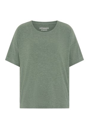 T-shirt verde a maniche corte a coste con collo rotondo, etichettata "Copenhagen Studios", mostrata su uno sfondo bianco.