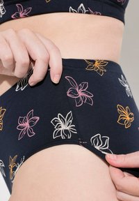 Marineblaue Unterwäsche mit floraler Stickerei in Pink, Weiß und Orange. Nahaufnahme des Bundes, die das dehnbare Material und die Details zeigt.