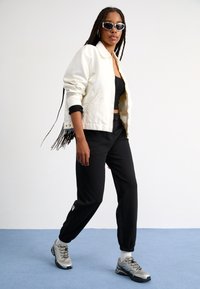 The North Face ESSENTIAL JOGGER - Pantalones deportivos - black