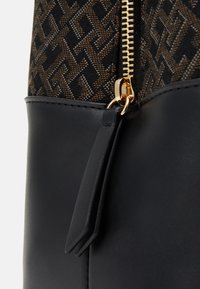 Tommy Hilfiger JACQUARD SATCHEL - Kabelka - black