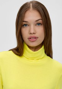QS MIT ROLLKRAGEN - Longsleeve - vanille