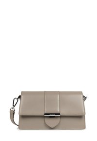 Borsa in pelle di colore grigio chiaro con chiusura a patta, cuciture in alto e un elegante accento in metallo nero. Include una tracolla regolabile.