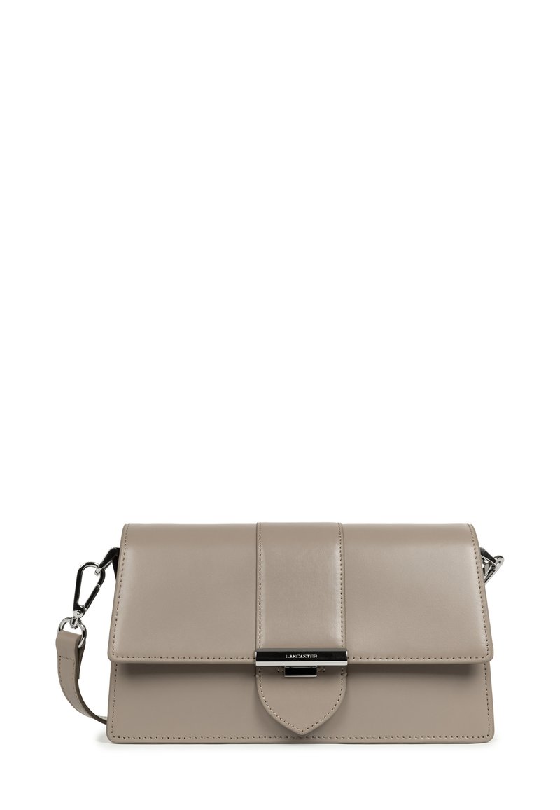 Borsa in pelle di colore grigio chiaro con chiusura a patta, cuciture in alto e un elegante accento in metallo nero. Include una tracolla regolabile.