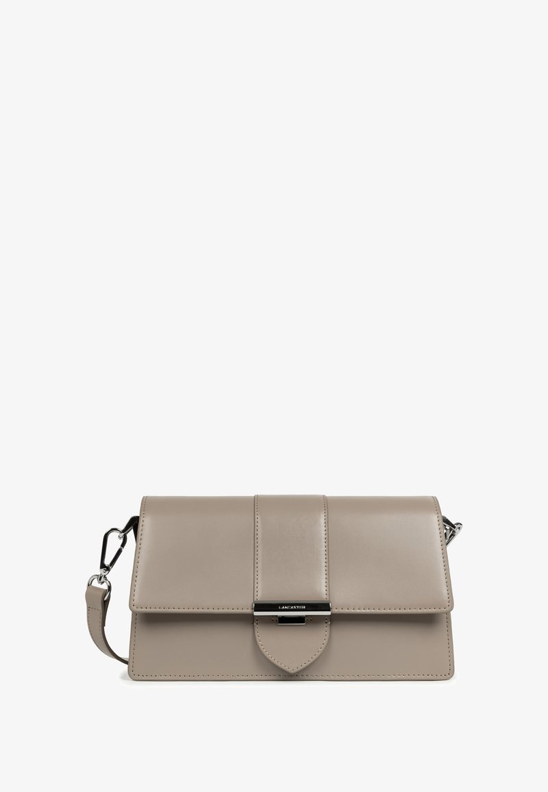 Borsa in pelle di colore grigio chiaro con chiusura a patta, cuciture in alto e un elegante accento in metallo nero. Include una tracolla regolabile.