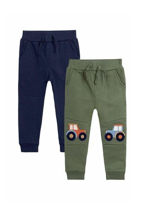 Zwei Paare Kinder-Sweatpants: eine in Marineblau, die andere in Olivgrün mit gestickten Traktor-Designs auf den Knien. Beide haben elastische Bündchen.