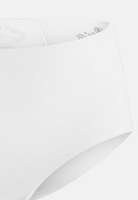 Weiße Unterwäsche aus einem texturierten Stoff. Verfügt über einen glatten Bund und ein nahtloses Design, ideal für Komfort und diskreten Tragekomfort.