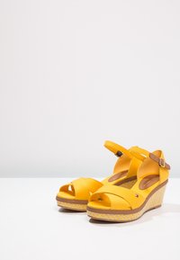 Tommy Hilfiger Sandály na platformě - yellow