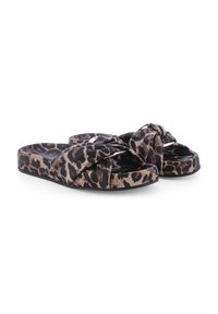 Leopardprint schuif sandalen met een geknoopt bandontwerp, voorzien van een gevoerde voetbed en een platte rubberen zool. Beschikbare kleuren zijn bruin en zwart.