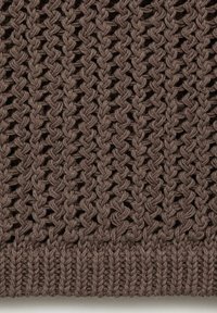 Tessuto marrone lavorato a maglia con motivo a trama aperta, caratterizzato da una superficie texturizzata e da un bordo spesso a coste sul bordo inferiore.